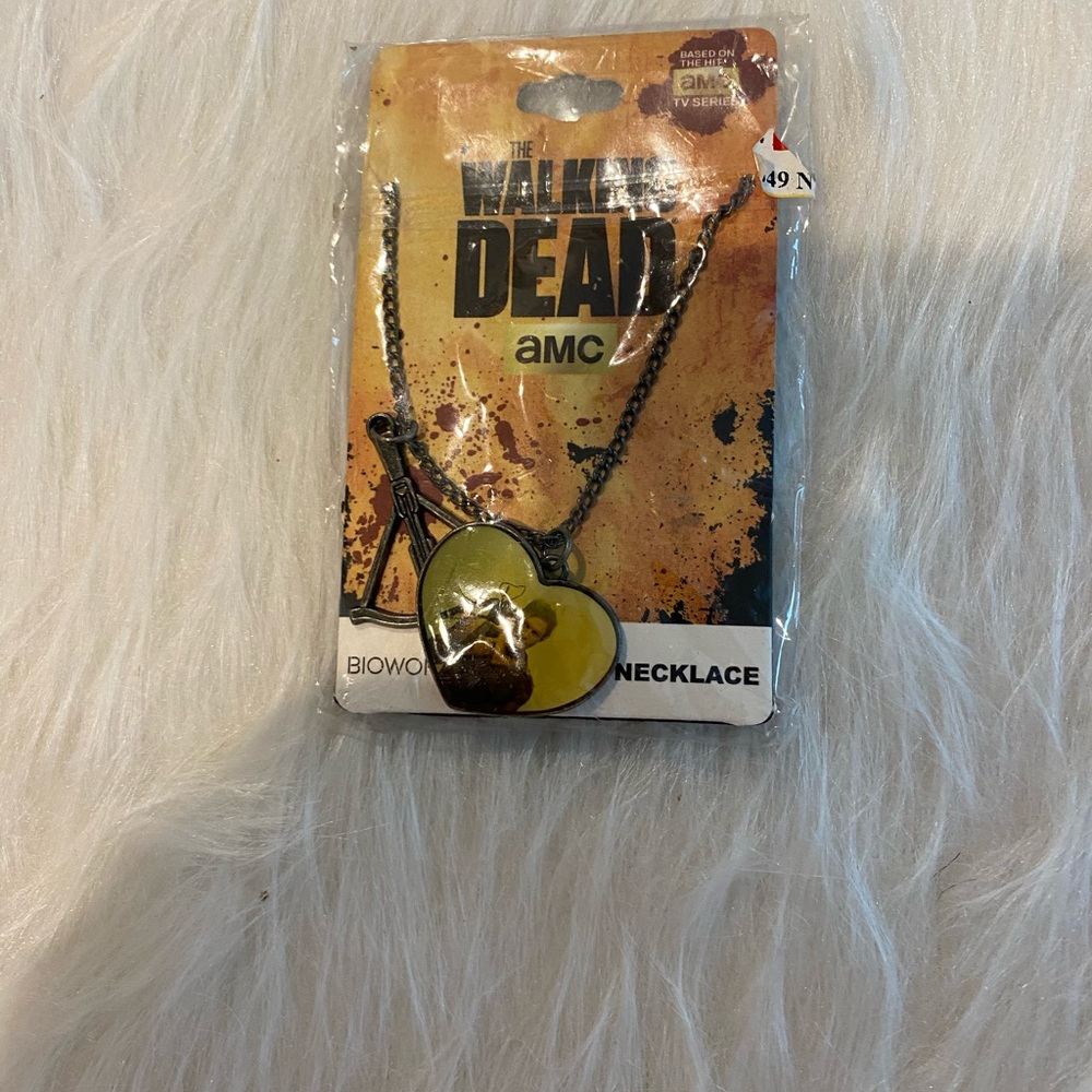 The Walking Dead Necklace.     Tote P3